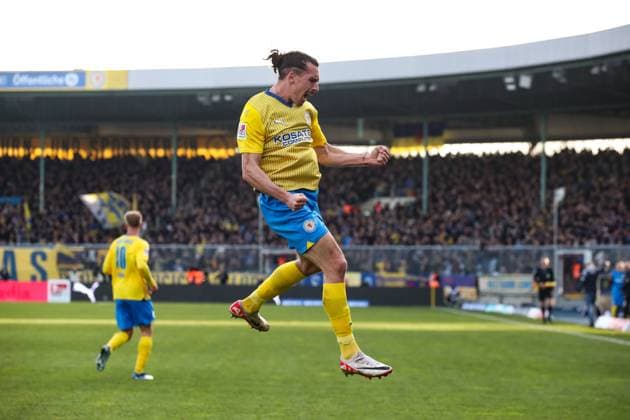 Torjubel - Torschütze Rayan Philippe (Eintracht Braunschweig,9) trifft zum 1-1 - 2. Fußball Bundesliga Saison 2023-2024 Eintracht Braunschweig vs. 1. FC Kaiserslautern im Eintracht Stadion in Braunschweig - Aktion,Fußball,Mann,Männer,Deutschland,17.12.2023
