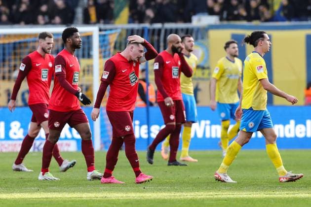 Marlon Ritter (1. FC Kaiserslautern,7) und Almamy Toure (1. FC Kaiserslautern,6) - 2. Fußball Bundesliga Saison 2023-2024 Eintracht Braunschweig vs. 1. FC Kaiserslautern im Eintracht Stadion in Braunschweig - Aktion,Fußball,Mann,Männer,Deutschland,17.12.2023