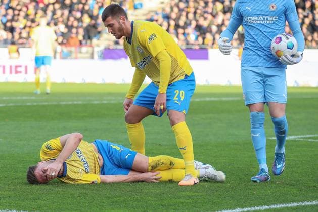 17.12.2023, xtgx, Fussball 2.Bundesliga, Eintracht Braunschweig - 1.FC Kaiserslautern emspor, v.l. Bryan Henning (Braunschweig, 6) verletzt sich waehren des Spiels, Verletzung (DFL DFB REGULATIONS PROHIBIT ANY USE OF PHOTOGRAPHS as IMAGE SEQUENCES and or QUASI-VIDEO) Braunschweig