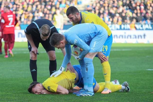 17.12.2023, xtgx, Fussball 2.Bundesliga, Eintracht Braunschweig - 1.FC Kaiserslautern emspor, v.l. Bryan Henning (Braunschweig, 6) verletzt sich waehren des Spiels, Verletzung (DFL DFB REGULATIONS PROHIBIT ANY USE OF PHOTOGRAPHS as IMAGE SEQUENCES and or QUASI-VIDEO) Braunschweig