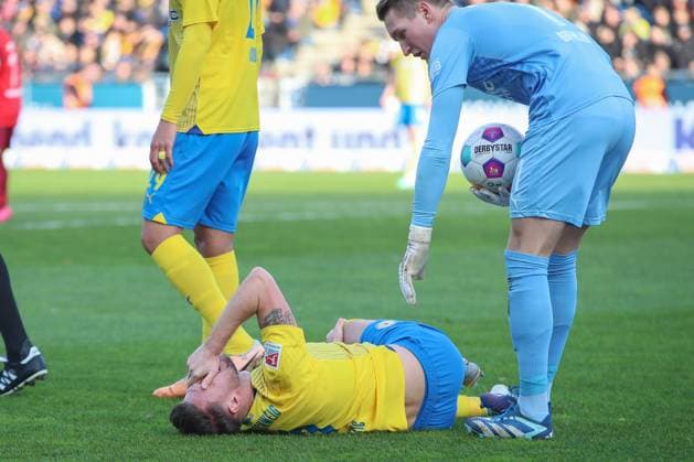 17.12.2023, xtgx, Fussball 2.Bundesliga, Eintracht Braunschweig - 1.FC Kaiserslautern emspor, v.l. Bryan Henning (Braunschweig, 6) verletzt sich waehren des Spiels, Verletzung (DFL DFB REGULATIONS PROHIBIT ANY USE OF PHOTOGRAPHS as IMAGE SEQUENCES and or QUASI-VIDEO) Braunschweig