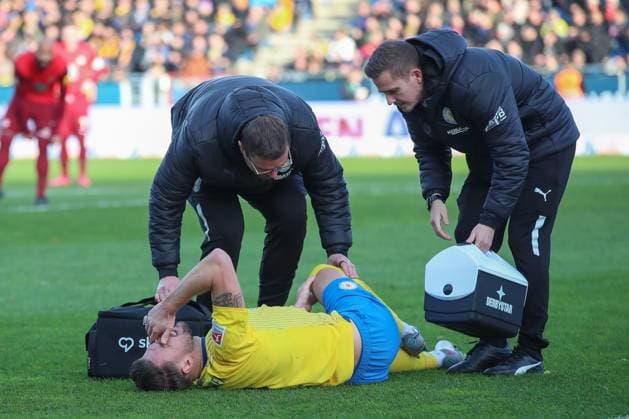 17.12.2023, xtgx, Fussball 2.Bundesliga, Eintracht Braunschweig - 1.FC Kaiserslautern emspor, v.l. Bryan Henning (Braunschweig, 6) verletzt sich waehren des Spiels, Verletzung (DFL DFB REGULATIONS PROHIBIT ANY USE OF PHOTOGRAPHS as IMAGE SEQUENCES and or QUASI-VIDEO) Braunschweig