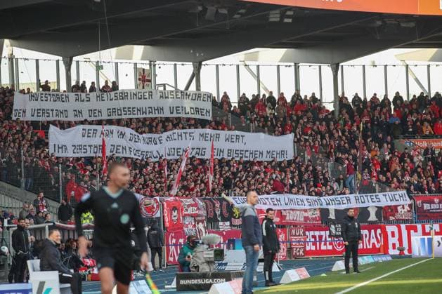 17.12.2023, xtgx, Fussball 2.Bundesliga, Eintracht Braunschweig - 1.FC Kaiserslautern emspor, v.l. Symbolfoto, Symbolbild, Plakat, Banner. DFL, Proteste (DFL DFB REGULATIONS PROHIBIT ANY USE OF PHOTOGRAPHS as IMAGE SEQUENCES and or QUASI-VIDEO) Braunschweig