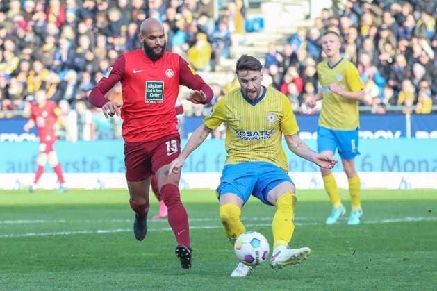 17.12.2023, xtgx, Fussball 2.Bundesliga, Eintracht Braunschweig - 1.FC Kaiserslautern emspor, v.l. Terrence Boyd (Kaiserslautern, 13), Bryan Henning (Braunschweig, 6) Zweikampf, Duell, Kampf, tackle (DFL DFB REGULATIONS PROHIBIT ANY USE OF PHOTOGRAPHS as IMAGE SEQUENCES and or QUASI-VIDEO) Braunschweig