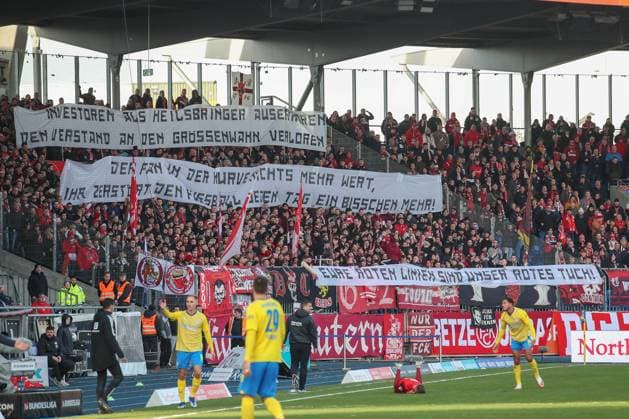 17.12.2023, xtgx, Fussball 2.Bundesliga, Eintracht Braunschweig - 1.FC Kaiserslautern emspor, v.l. Terrence Boyd (Kaiserslautern, 13), (DFL DFB REGULATIONS PROHIBIT ANY USE OF PHOTOGRAPHS as IMAGE SEQUENCES and or QUASI-VIDEO) Braunschweig