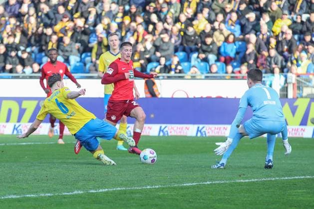17.12.2023, xtgx, Fussball 2.Bundesliga, Eintracht Braunschweig - 1.FC Kaiserslautern emspor, v.l. Bryan Henning (Braunschweig, 6), Tobias Raschl (Kaiserslautern, 20) Zweikampf, Duell, Kampf, tackle (DFL DFB REGULATIONS PROHIBIT ANY USE OF PHOTOGRAPHS as IMAGE SEQUENCES and or QUASI-VIDEO) Braunschweig