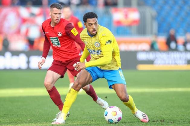 17.12.2023, xtgx, Fussball 2.Bundesliga, Eintracht Braunschweig - 1.FC Kaiserslautern emspor, v.l. Anton Donkor (Braunschweig, 19) am Ball, plays the ball (DFL DFB REGULATIONS PROHIBIT ANY USE OF PHOTOGRAPHS as IMAGE SEQUENCES and or QUASI-VIDEO) Braunschweig