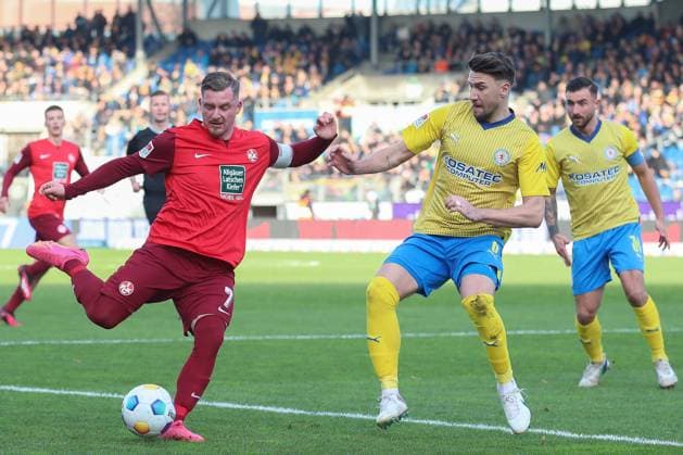 17.12.2023, xtgx, Fussball 2.Bundesliga, Eintracht Braunschweig - 1.FC Kaiserslautern emspor, v.l. Marlon Ritter (Kaiserslautern, 7), Bryan Henning (Braunschweig, 6) Zweikampf, Duell, Kampf, tackle (DFL DFB REGULATIONS PROHIBIT ANY USE OF PHOTOGRAPHS as IMAGE SEQUENCES and or QUASI-VIDEO) Braunschweig