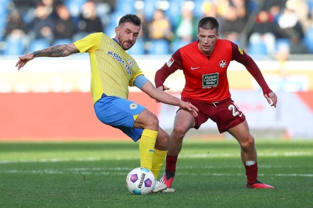 17.12.2023, xtgx, Fussball 2.Bundesliga, Eintracht Braunschweig - 1.FC Kaiserslautern emspor, v.l. Bryan Henning (Braunschweig, 6), Tobias Raschl (Kaiserslautern, 20) Zweikampf, Duell, Kampf, tackle (DFL DFB REGULATIONS PROHIBIT ANY USE OF PHOTOGRAPHS as IMAGE SEQUENCES and or QUASI-VIDEO) Braunschweig