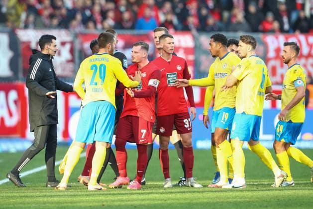 17.12.2023, xtgx, Fussball 2.Bundesliga, Eintracht Braunschweig - 1.FC Kaiserslautern emspor, v.l. Auseinandersetzung zwischen Hasan Kurucay (Braunschweig, 29) und Marlon Ritter (Kaiserslautern, 7) (DFL DFB REGULATIONS PROHIBIT ANY USE OF PHOTOGRAPHS as IMAGE SEQUENCES and or QUASI-VIDEO) Braunschweig