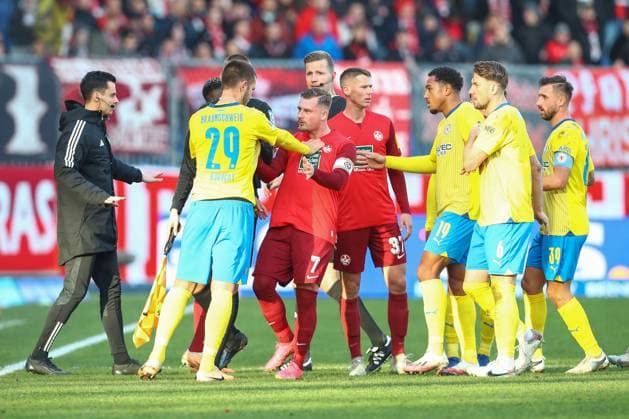 17.12.2023, xtgx, Fussball 2.Bundesliga, Eintracht Braunschweig - 1.FC Kaiserslautern emspor, v.l. Auseinandersetzung zwischen Hasan Kurucay (Braunschweig, 29) und Marlon Ritter (Kaiserslautern, 7) (DFL DFB REGULATIONS PROHIBIT ANY USE OF PHOTOGRAPHS as IMAGE SEQUENCES and or QUASI-VIDEO) Braunschweig
