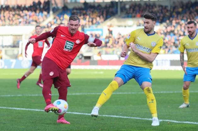 17.12.2023, xtgx, Fussball 2.Bundesliga, Eintracht Braunschweig - 1.FC Kaiserslautern emspor, v.l. Marlon Ritter (Kaiserslautern, 7), Bryan Henning (Braunschweig, 6) Zweikampf, Duell, Kampf, tackle (DFL DFB REGULATIONS PROHIBIT ANY USE OF PHOTOGRAPHS as IMAGE SEQUENCES and or QUASI-VIDEO) Braunschweig