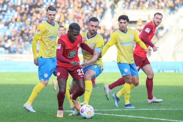17.12.2023, xtgx, Fussball 2.Bundesliga, Eintracht Braunschweig - 1.FC Kaiserslautern emspor, v.l. Richmond Tachie (Kaiserslautern, 29), Robin Krausse (Braunschweig, 39) Zweikampf, Duell, Kampf, tackle (DFL DFB REGULATIONS PROHIBIT ANY USE OF PHOTOGRAPHS as IMAGE SEQUENCES and or QUASI-VIDEO) Braunschweig