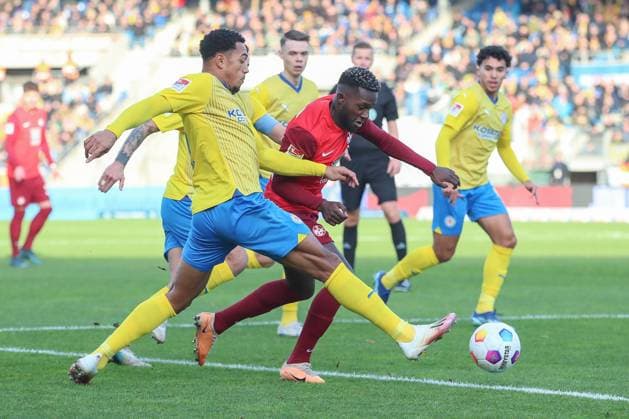 17.12.2023, xtgx, Fussball 2.Bundesliga, Eintracht Braunschweig - 1.FC Kaiserslautern emspor, v.l. Richmond Tachie (Kaiserslautern, 29), Robin Krausse (Braunschweig, 39), Anton Donkor (Braunschweig, 19) Zweikampf, Duell, Kampf, tackle (DFL DFB REGULATIONS PROHIBIT ANY USE OF PHOTOGRAPHS as IMAGE SEQUENCES and or QUASI-VIDEO) Braunschweig