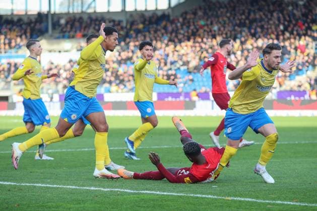 17.12.2023, xtgx, Fussball 2.Bundesliga, Eintracht Braunschweig - 1.FC Kaiserslautern emspor, v.l. Richmond Tachie (Kaiserslautern, 29), Anton Donkor (Braunschweig, 19), Bryan Henning (Braunschweig, 6) Zweikampf, Duell, Kampf, tackle (DFL DFB REGULATIONS PROHIBIT ANY USE OF PHOTOGRAPHS as IMAGE SEQUENCES and or QUASI-VIDEO) Braunschweig