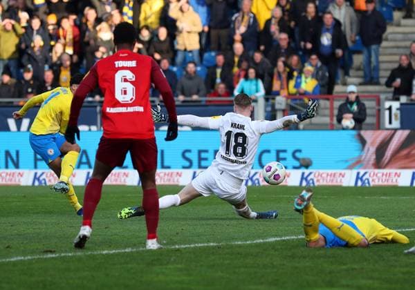 Braunschweig vs. Kaiserslautern, 2. BL Braunschweig, 17.12.2023, FUßBALL - Eintracht Braunschweig vs. 1. FC Kaiserslautern, 2. BL, Saison 2023 24. Johan Gomez (Eintracht Braunschweig), Torwart Julian Krahl (1. FC Kaiserslautern) Braunschweig