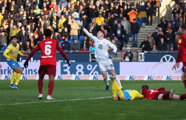 Braunschweig vs. Kaiserslautern, 2. BL Braunschweig, 17.12.2023, FUßBALL - Eintracht Braunschweig vs. 1. FC Kaiserslautern, 2. BL, Saison 2023 24.Torwart Julian Krahl (1. FC Kaiserslautern) Braunschweig