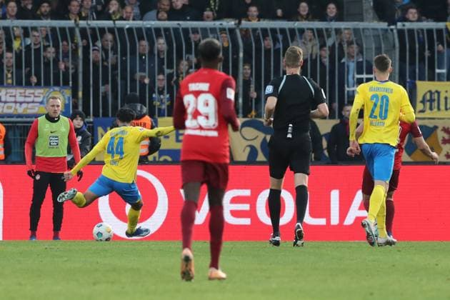 Torschütze Johan Gomez (Eintracht Braunschweig,44) trifft zum 2-1 - 2. Fußball Bundesliga Saison 2023-2024 Eintracht Braunschweig vs. 1. FC Kaiserslautern im Eintracht Stadion in Braunschweig - Aktion,Fußball,Mann,Männer,Deutschland,17.12.2023
