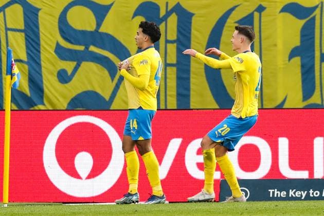 Torjubel - Torschütze Johan Gomez (Eintracht Braunschweig,44) trifft zum 2-1 - 2. Fußball Bundesliga Saison 2023-2024 Eintracht Braunschweig vs. 1. FC Kaiserslautern im Eintracht Stadion in Braunschweig - Aktion,Fußball,Mann,Männer,Deutschland,17.12.2023