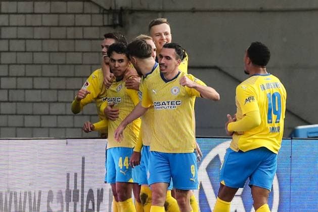 Torjubel - Torschütze Johan Gomez (Eintracht Braunschweig,44) trifft zum 2-1 - 2. Fußball Bundesliga Saison 2023-2024 Eintracht Braunschweig vs. 1. FC Kaiserslautern im Eintracht Stadion in Braunschweig - Aktion,Fußball,Mann,Männer,Deutschland,17.12.2023
