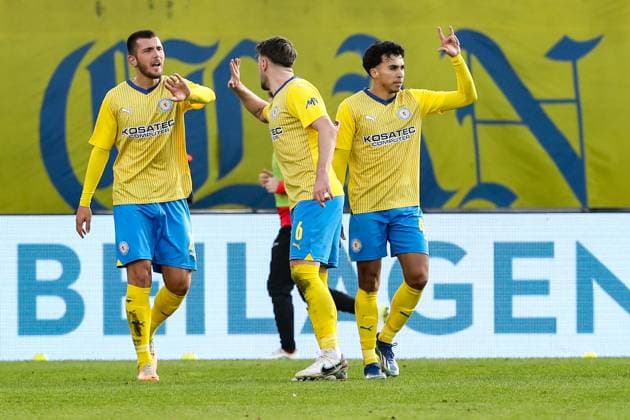 Torjubel - Torschütze Johan Gomez (Eintracht Braunschweig,44) trifft zum 2-1 - 2. Fußball Bundesliga Saison 2023-2024 Eintracht Braunschweig vs. 1. FC Kaiserslautern im Eintracht Stadion in Braunschweig - Aktion,Fußball,Mann,Männer,Deutschland,17.12.2023