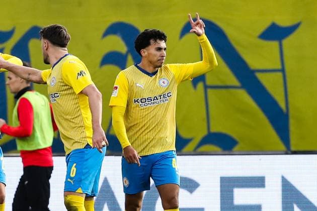 Torjubel - Torschütze Johan Gomez (Eintracht Braunschweig,44) trifft zum 2-1 - 2. Fußball Bundesliga Saison 2023-2024 Eintracht Braunschweig vs. 1. FC Kaiserslautern im Eintracht Stadion in Braunschweig - Aktion,Fußball,Mann,Männer,Deutschland,17.12.2023