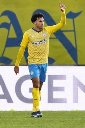 Torjubel - Torschütze Johan Gomez (Eintracht Braunschweig,44) trifft zum 2-1 - 2. Fußball Bundesliga Saison 2023-2024 Eintracht Braunschweig vs. 1. FC Kaiserslautern im Eintracht Stadion in Braunschweig - Aktion,Fußball,Mann,Männer,Deutschland,17.12.2023