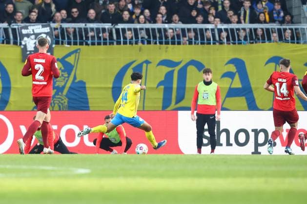 17.12.2023, xtgx, Fussball 2.Bundesliga, Eintracht Braunschweig - 1.FC Kaiserslautern emspor, v.l. Tor zum 2:1 durch Johan Gomez (Braunschweig, 44) (DFL DFB REGULATIONS PROHIBIT ANY USE OF PHOTOGRAPHS as IMAGE SEQUENCES and or QUASI-VIDEO) Braunschweig