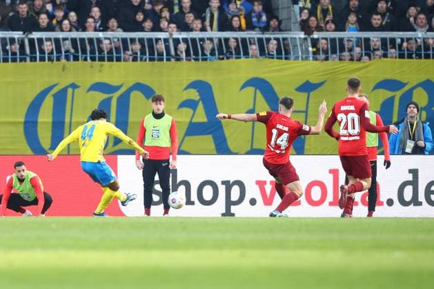 17.12.2023, xtgx, Fussball 2.Bundesliga, Eintracht Braunschweig - 1.FC Kaiserslautern emspor, v.l. Tor zum 2:1 durch Johan Gomez (Braunschweig, 44) (DFL DFB REGULATIONS PROHIBIT ANY USE OF PHOTOGRAPHS as IMAGE SEQUENCES and or QUASI-VIDEO) Braunschweig