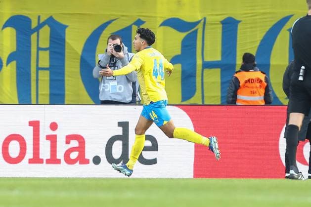 17.12.2023, xtgx, Fussball 2.Bundesliga, Eintracht Braunschweig - 1.FC Kaiserslautern emspor, v.l. Johan Gomez (Braunschweig, 44) Jubel, Torjubel, jubelt ueber das Tor, celebrate the goal, celebration (DFL DFB REGULATIONS PROHIBIT ANY USE OF PHOTOGRAPHS as IMAGE SEQUENCES and or QUASI-VIDEO) Braunschweig