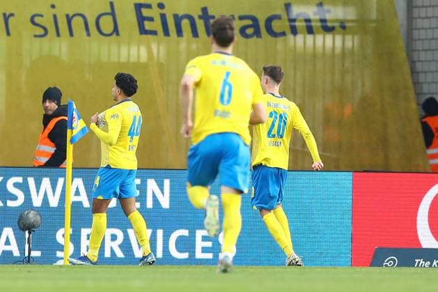 17.12.2023, xtgx, Fussball 2.Bundesliga, Eintracht Braunschweig - 1.FC Kaiserslautern emspor, v.l. Johan Gomez (Braunschweig, 44) Jubel, Torjubel, jubelt ueber das Tor, celebrate the goal, celebration (DFL DFB REGULATIONS PROHIBIT ANY USE OF PHOTOGRAPHS as IMAGE SEQUENCES and or QUASI-VIDEO) Braunschweig