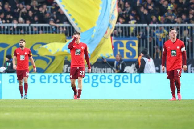 17.12.2023, xtgx, Fussball 2.Bundesliga, Eintracht Braunschweig - 1.FC Kaiserslautern emspor, v.l. Kaiserslautern enttaeuscht, schaut enttaeuscht, niedergeschlagen, disappointed (DFL DFB REGULATIONS PROHIBIT ANY USE OF PHOTOGRAPHS as IMAGE SEQUENCES and or QUASI-VIDEO) Braunschweig