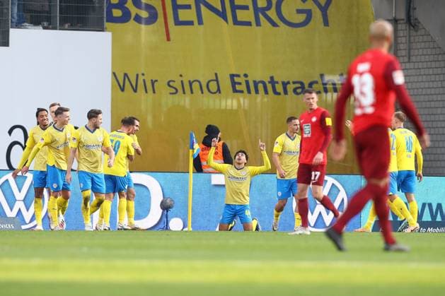 17.12.2023, xtgx, Fussball 2.Bundesliga, Eintracht Braunschweig - 1.FC Kaiserslautern emspor, v.l. Jubel nach dem 2:1 durch Johan Gomez (Braunschweig, 44) (DFL DFB REGULATIONS PROHIBIT ANY USE OF PHOTOGRAPHS as IMAGE SEQUENCES and or QUASI-VIDEO) Braunschweig