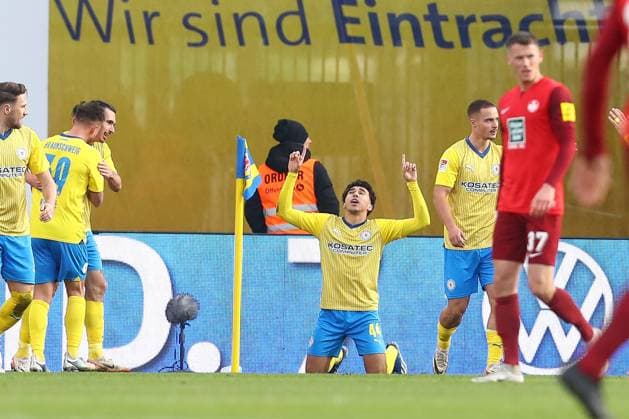 17.12.2023, xtgx, Fussball 2.Bundesliga, Eintracht Braunschweig - 1.FC Kaiserslautern emspor, v.l. Jubel nach dem 2:1 durch Johan Gomez (Braunschweig, 44) (DFL DFB REGULATIONS PROHIBIT ANY USE OF PHOTOGRAPHS as IMAGE SEQUENCES and or QUASI-VIDEO) Braunschweig
