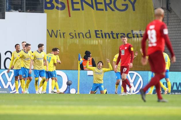 17.12.2023, xtgx, Fussball 2.Bundesliga, Eintracht Braunschweig - 1.FC Kaiserslautern emspor, v.l. Jubel nach dem 2:1 durch Johan Gomez (Braunschweig, 44) (DFL DFB REGULATIONS PROHIBIT ANY USE OF PHOTOGRAPHS as IMAGE SEQUENCES and or QUASI-VIDEO) Braunschweig
