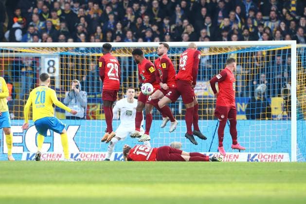 17.12.2023, xtgx, Fussball 2.Bundesliga, Eintracht Braunschweig - 1.FC Kaiserslautern emspor, v.l. Kaiserslautern blockt den Ball von Thorir Johann Helgason (Braunschweig, 20) (DFL DFB REGULATIONS PROHIBIT ANY USE OF PHOTOGRAPHS as IMAGE SEQUENCES and or QUASI-VIDEO) Braunschweig