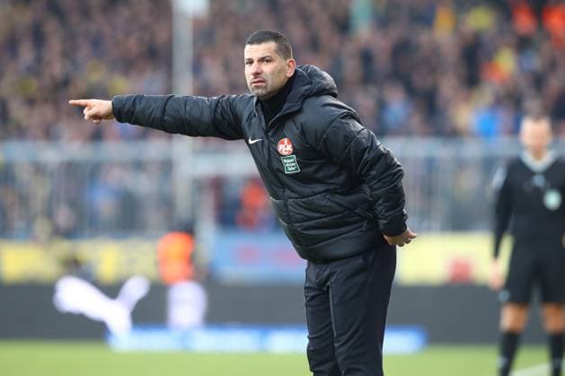 17.12.2023, xtgx, Fussball 2.Bundesliga, Eintracht Braunschweig - 1.FC Kaiserslautern emspor, v.l. Dimitrios Grammozis (Kaiserslautern, Trainer) gibt Anweisungen, gestikuliert mit den Armen, gesticulate, gives instructions (DFL DFB REGULATIONS PROHIBIT ANY USE OF PHOTOGRAPHS as IMAGE SEQUENCES and or QUASI-VIDEO) Braunschweig