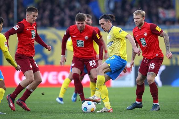 17.12.2023, xtgx, Fussball 2.Bundesliga, Eintracht Braunschweig - 1.FC Kaiserslautern emspor, v.l. Tobias raschl (Kaiserslautern, 20), Rayan Philippe (Braunschweig, 9) Zweikampf, Duell, Kampf, tackle (DFL DFB REGULATIONS PROHIBIT ANY USE OF PHOTOGRAPHS as IMAGE SEQUENCES and or QUASI-VIDEO) Braunschweig