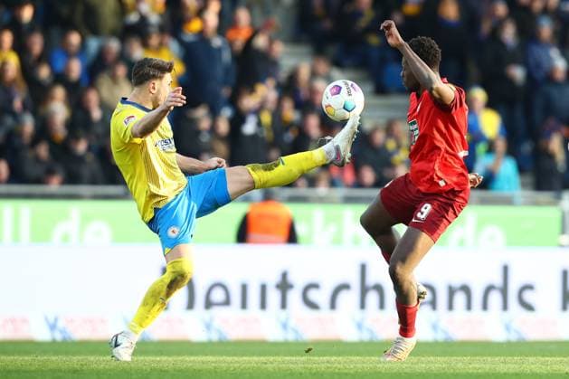 17.12.2023, xtgx, Fussball 2.Bundesliga, Eintracht Braunschweig - 1.FC Kaiserslautern emspor, v.l. Bryan Henning (Braunschweig, 6), Ragnar Ache (Kaiserslautern, 9) Zweikampf, Duell, Kampf, tackle (DFL DFB REGULATIONS PROHIBIT ANY USE OF PHOTOGRAPHS as IMAGE SEQUENCES and or QUASI-VIDEO) Braunschweig