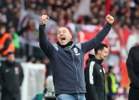 Braunschweig vs. Kaiserslautern, 2. BL Braunschweig, 17.12.2023, FUßBALL - Eintracht Braunschweig vs. 1. FC Kaiserslautern, 2. BL, Saison 2023 24. Schlussjubel, Cheftrainer Daniel Scherning (Eintracht Braunschweig) Braunschweig