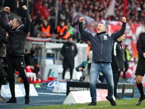 Braunschweig vs. Kaiserslautern, 2. BL Braunschweig, 17.12.2023, FUßBALL - Eintracht Braunschweig vs. 1. FC Kaiserslautern, 2. BL, Saison 2023 24. Schlussjubel, Cheftrainer Daniel Scherning (Eintracht Braunschweig) Braunschweig