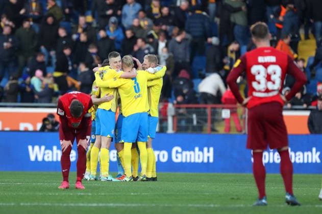 Braunschweig vs. Kaiserslautern, 2. BL Braunschweig, 17.12.2023, FUßBALL - Eintracht Braunschweig vs. 1. FC Kaiserslautern, 2. BL, Saison 2023 24. Schlussjubel Braunschweig