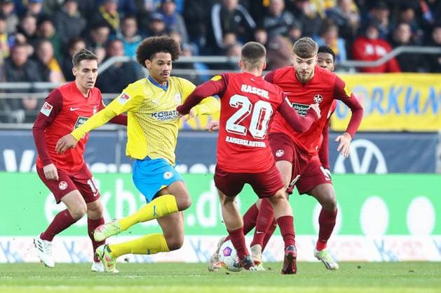 17.12.2023, xtgx, Fussball 2.Bundesliga, Eintracht Braunschweig - 1.FC Kaiserslautern emspor, v.l. Sidi Sane (Braunschweig, 24), Tobias Raschl (Kaiserslautern, 20) Zweikampf, Duell, Kampf, tackle (DFL DFB REGULATIONS PROHIBIT ANY USE OF PHOTOGRAPHS as IMAGE SEQUENCES and or QUASI-VIDEO) Braunschweig