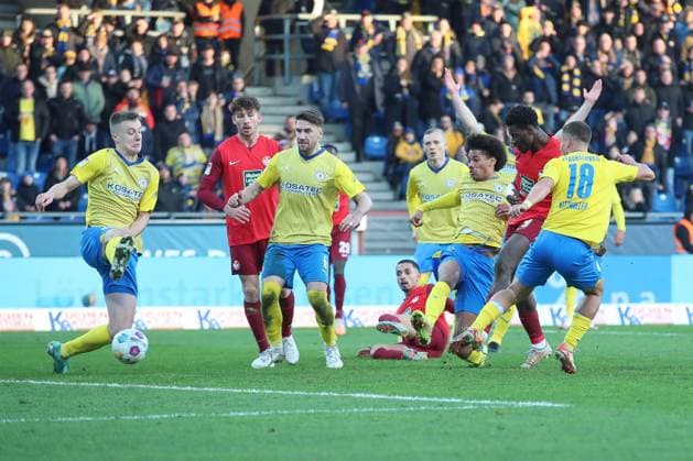 17.12.2023, xtgx, Fussball 2.Bundesliga, Eintracht Braunschweig - 1.FC Kaiserslautern emspor, v.l. Das Tor zum 2:2 durch Ragnar Ache (Kaiserslautern, 9) wird aberkannt, somit steht es immer noch 2:1 (DFL DFB REGULATIONS PROHIBIT ANY USE OF PHOTOGRAPHS as IMAGE SEQUENCES and or QUASI-VIDEO) Braunschweig