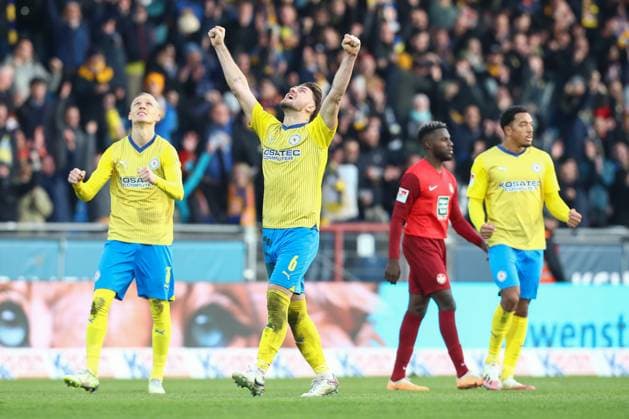 17.12.2023, xtgx, Fussball 2.Bundesliga, Eintracht Braunschweig - 1.FC Kaiserslautern emspor, v.l. Bryan Henning (Braunschweig, 6), Saulo Decarli (Braunschweig, 3) Anton Donkor (Braunschweig, 19) Jubel ueber den Sieg, Jubel nach Spielende (DFL DFB REGULATIONS PROHIBIT ANY USE OF PHOTOGRAPHS as IMAGE SEQUENCES and or QUASI-VIDEO) Braunschweig