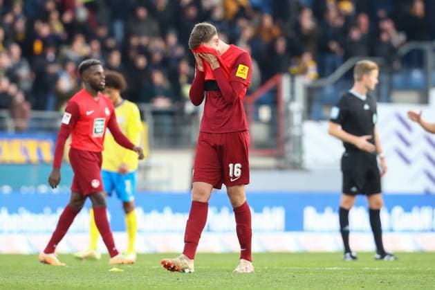17.12.2023, xtgx, Fussball 2.Bundesliga, Eintracht Braunschweig - 1.FC Kaiserslautern emspor, v.l. Julian Niehues (Kaiserslautern, 16) enttaeuscht, schaut enttaeuscht, niedergeschlagen, disappointed (DFL DFB REGULATIONS PROHIBIT ANY USE OF PHOTOGRAPHS as IMAGE SEQUENCES and or QUASI-VIDEO) Braunschweig