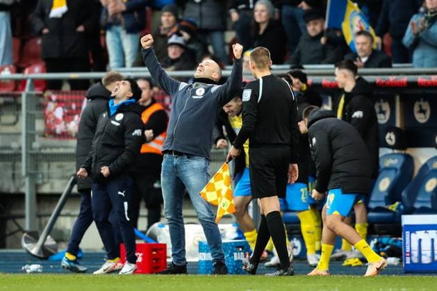 Trainer Daniel Scherning (Eintracht Braunschweig) jubelt zum Schlusspfiff - 2. Fußball Bundesliga Saison 2023-2024 Eintracht Braunschweig vs. 1. FC Kaiserslautern im Eintracht Stadion in Braunschweig - Fußball,Mann,Männer,Deutschland,17.12.2023