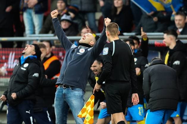 Trainer Daniel Scherning (Eintracht Braunschweig) jubelt zum Schlusspfiff - 2. Fußball Bundesliga Saison 2023-2024 Eintracht Braunschweig vs. 1. FC Kaiserslautern im Eintracht Stadion in Braunschweig - Fußball,Mann,Männer,Deutschland,17.12.2023