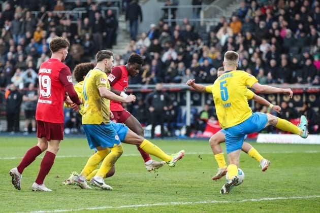 Torschütze Ragnar Ache (1. FC Kaiserslautern,9) trifft zum 2-2, das Tor wird nicht gegeben - 2. Fußball Bundesliga Saison 2023-2024 Eintracht Braunschweig vs. 1. FC Kaiserslautern im Eintracht Stadion in Braunschweig - Aktion,Fußball,Mann,Männer,Deutschland,17.12.2023