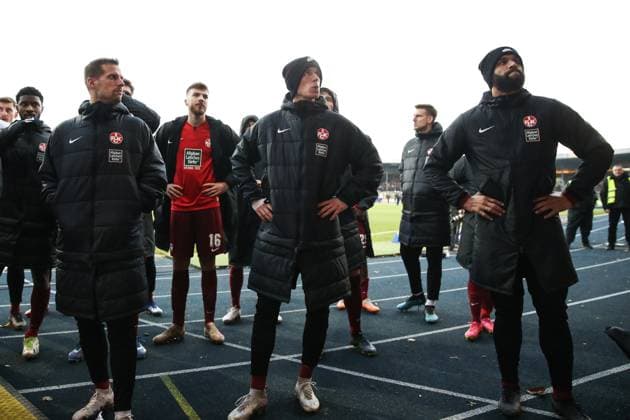 Hendrick Zuck (1. FC Kaiserslautern,21) und Terrence Boyd (1. FC Kaiserslautern,13) - Die Mannschaft vom 1. FC Kaiserslautern steht nach Spielende vor dem Fanblock - 2. Fußball Bundesliga Saison 2023-2024 Eintracht Braunschweig vs. 1. FC Kaiserslautern im Eintracht Stadion in Braunschweig - Aktion,Fußball,Mann,Männer,Deutschland,17.12.2023